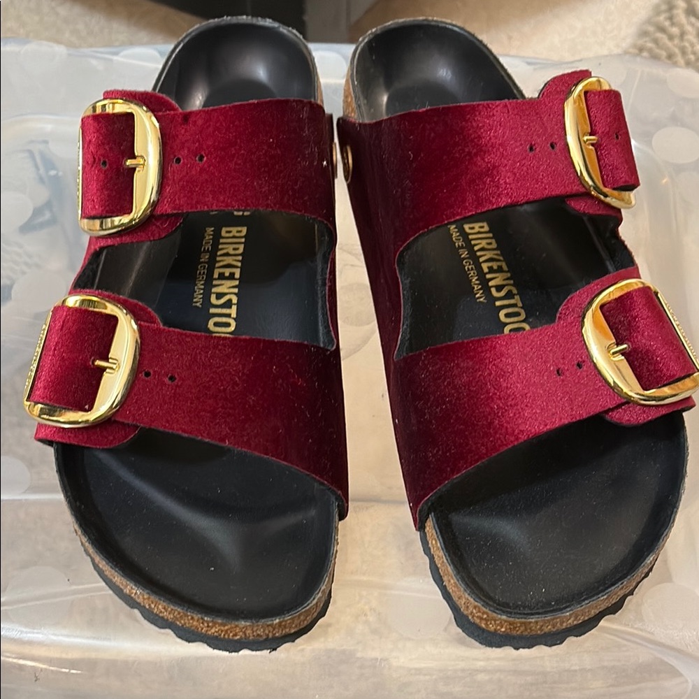 NIB Birkenstock Burgundy big buckle Sandals with Gold Buckles